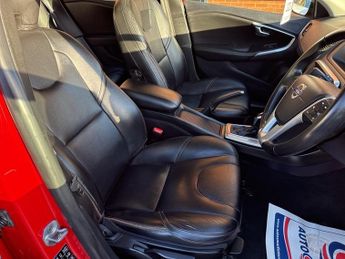 VOLVO V40 CROSS COUNTRY 2.0 D2 Lux Hatchback 5dr Diesel Auto Euro 6 (s/s) (120 ps)