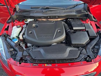 VOLVO V40 CROSS COUNTRY 2.0 D2 Lux Hatchback 5dr Diesel Auto Euro 6 (s/s) (120 ps)