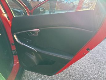 VOLVO V40 CROSS COUNTRY 2.0 D2 Lux Hatchback 5dr Diesel Auto Euro 6 (s/s) (120 ps)