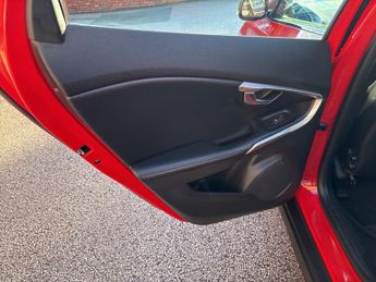 VOLVO V40 CROSS COUNTRY 2.0 D2 Lux Hatchback 5dr Diesel Auto Euro 6 (s/s) (120 ps)