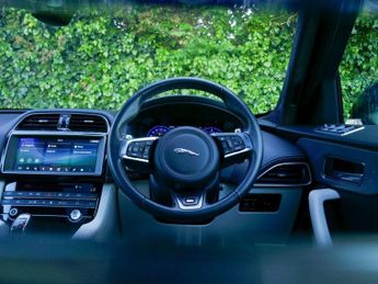 JAGUAR F-PACE 5.0 V8 SVR SUV 5dr Petrol Quickshift AWD Euro 6 (s/s) (550 ps)