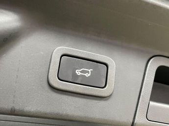 LAND ROVER RANGE ROVER VELAR 2.0 P300 R-Dynamic HSE GPF SUV 5dr Petrol Auto 4WD Euro 6 (s/s) 