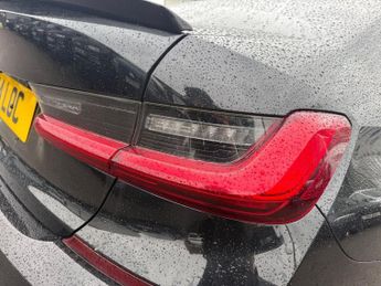 BMW 3 SERIES 2.0 318d MHT M Sport Saloon 4dr Diesel Hybrid Auto Euro 6 (s/s) 