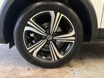 MG MG ZS 1.0 T-GDI Excite SUV 5 door Petrol Automatic in White Euro 6 