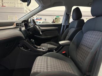 MG MG ZS 1.0 T-GDI Excite SUV 5 door Petrol Automatic in White Euro 6 