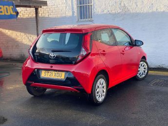 TOYOTA AYGO 1.0 VVT-i x-play Hatchback 5dr Petrol x-shift Euro 6 (Safety Sen