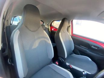 TOYOTA AYGO 1.0 VVT-i x-play Hatchback 5dr Petrol x-shift Euro 6 (Safety Sen