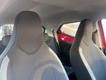 TOYOTA AYGO 1.0 VVT-i x-play Hatchback 5dr Petrol x-shift Euro 6 (Safety Sen