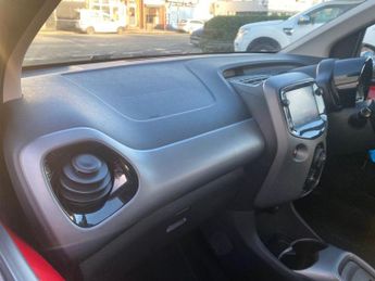 TOYOTA AYGO 1.0 VVT-i x-play Hatchback 5dr Petrol x-shift Euro 6 (Safety Sen