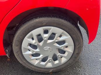 TOYOTA AYGO 1.0 VVT-i x-play Hatchback 5dr Petrol x-shift Euro 6 (Safety Sen