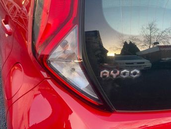 TOYOTA AYGO 1.0 VVT-i x-play Hatchback 5dr Petrol x-shift Euro 6 (Safety Sen