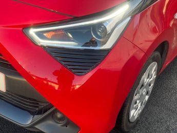 TOYOTA AYGO 1.0 VVT-i x-play Hatchback 5dr Petrol x-shift Euro 6 (Safety Sen