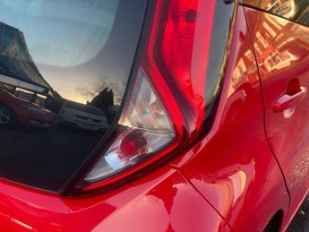 TOYOTA AYGO 1.0 VVT-i x-play Hatchback 5dr Petrol x-shift Euro 6 (Safety Sen