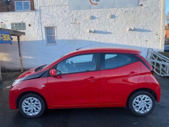 TOYOTA AYGO 1.0 VVT-i x-play Hatchback 5dr Petrol x-shift Euro 6 (Safety Sen