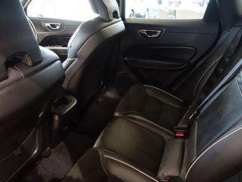 VOLVO XC60 2.0 D5 PowerPulse R-Design SUV 5dr Diesel Auto AWD Euro 6 (s/s) 