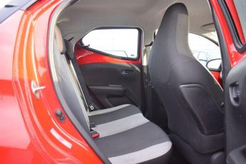TOYOTA AYGO 1.0 VVT-i x-play Hatchback 5dr Petrol x-shift Euro 6 (68 ps)