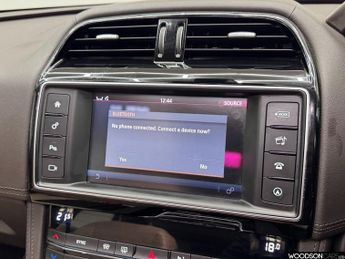 JAGUAR F-PACE 2.0 P300 Portfolio SUV 5dr Petrol Auto AWD Euro 6 (s/s) (300 ps)