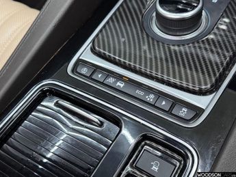 JAGUAR F-PACE 2.0 P300 Portfolio SUV 5dr Petrol Auto AWD Euro 6 (s/s) (300 ps)