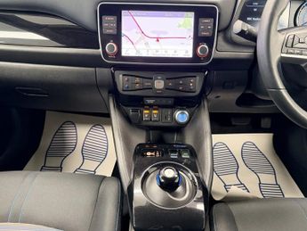 NISSAN LEAF 40 kWh N-CONNECTA ELECTRIC AUTOMATIC 150 BHP + SAT NAV + HEATED 