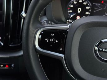 VOLVO XC60 2.0 B4 MHEV R-Design SUV 5dr Diesel Hybrid Auto AWD Euro 6 (s/s)