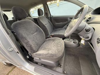 TOYOTA YARIS 1.3 VVT-i 16v GLS Hatchback 3dr Petrol Automatic (160 g/km, 85 b