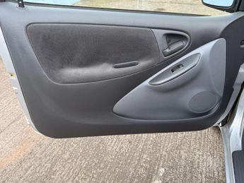 TOYOTA YARIS 1.3 VVT-i 16v GLS Hatchback 3dr Petrol Automatic (160 g/km, 85 b