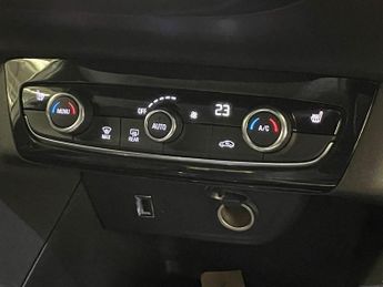 VAUXHALL Corsa Electric 50kWh Elite Premium Hatchback 5dr Electric Auto (136 ps)