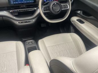 FIAT 500e C 42kWh La Prima Convertible 2dr Electric Auto (118 ps)