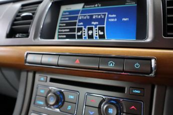 JAGUAR XF 2.7d V6 Luxury Saloon 4dr Diesel Auto Euro 4 (207 ps)