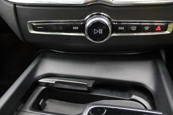 VOLVO XC60 2.0 D4 Momentum SUV 5dr Diesel Auto Euro 6 (s/s) (190 ps)