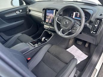 VOLVO XC40 2.0 B3 MHEV Plus SUV 5dr Petrol Hybrid DCT Auto Euro 6 (s/s) (16