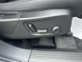 VOLVO XC40 2.0 B3 MHEV Plus SUV 5dr Petrol Hybrid DCT Auto Euro 6 (s/s) (16