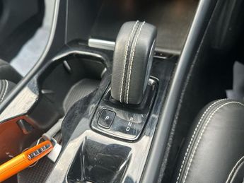 VOLVO XC40 2.0 B4 MHEV R-Design Pro SUV 5dr Petrol Hybrid Auto Euro 6 (s/s)