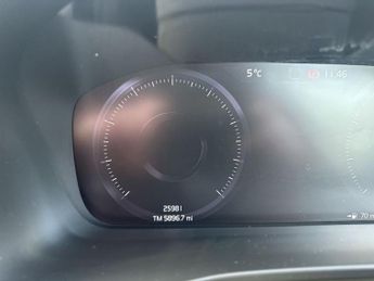 VOLVO XC40 2.0 B4 MHEV R-Design Pro SUV 5dr Petrol Hybrid Auto Euro 6 (s/s)