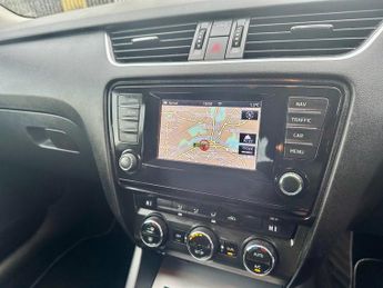 SKODA OCTAVIA 2.0 TDI Elegance Hatchback 5dr Diesel DSG Euro 5 (s/s) (150 ps)