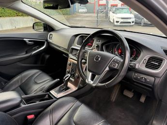 VOLVO V40 CROSS COUNTRY 1.5 T3 GPF Pro Hatchback 5dr Petrol Auto Euro 6-2 FORMER KEEPERS