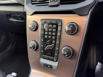 VOLVO V40 CROSS COUNTRY 1.5 T3 GPF Pro Hatchback 5dr Petrol Auto Euro 6-2 FORMER KEEPERS