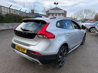 VOLVO V40 CROSS COUNTRY 1.5 T3 GPF Pro Hatchback 5dr Petrol Auto Euro 6-2 FORMER KEEPERS