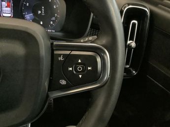 VOLVO XC40 2.0 B4 MHEV R-Design Pro SUV 5dr Petrol Hybrid Auto Euro 6 (s/s)