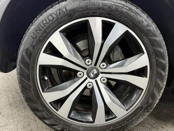 VOLKSWAGEN TOUAREG 3.0 TDI V6 BlueMotion Tech R-Line SUV 5dr Diesel Tiptronic 4WD E