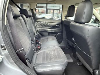 MITSUBISHI OUTLANDER 2.0h 12kWh Juro SUV 5dr Petrol Plug-in Hybrid CVT 4WD Euro 6 (s/