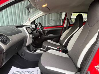 TOYOTA AYGO 1.0 VVT-i x-play Hatchback 5dr Petrol x-shift Euro 6 (71 ps)