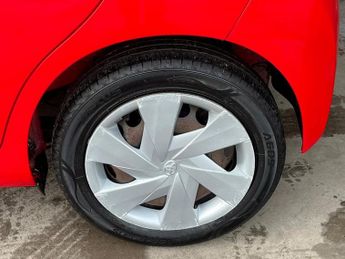 TOYOTA AYGO 1.0 VVT-i x-play Hatchback 5dr Petrol x-shift Euro 6 (71 ps)