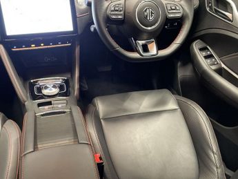 MG MG ZS 72.6kWh Trophy Connect Long Range SUV 5dr Electric Auto (156 ps)