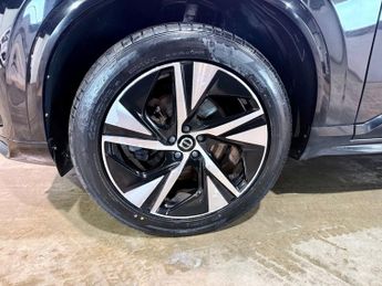 VOLVO XC90 2.0 B5 MHEV R-Design SUV 5dr Diesel Hybrid Auto 4WD Euro 6 (s/s)