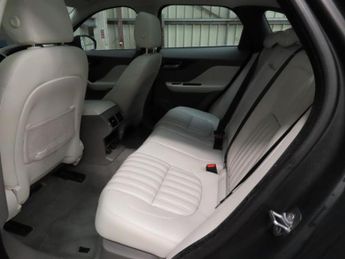 JAGUAR F-PACE 2.0 D240 Portfolio SUV 5dr Diesel Auto AWD Euro 6 (s/s) (240 ps)