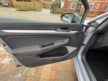 VOLKSWAGEN GOLF 1.5 eTSI MHEV Life Hatchback 5dr Petrol Hybrid DSG Euro 6 (s/s) 