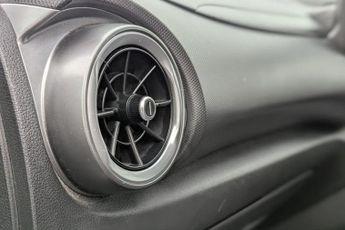 HYUNDAI KONA 64kWh Premium SUV 5dr Electric Auto (10.5kW Charger) (204 ps)