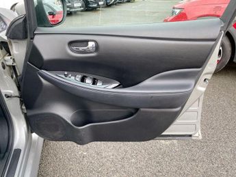 NISSAN LEAF 40kWh N-Connecta Hatchback 5dr Electric Auto (150 ps)