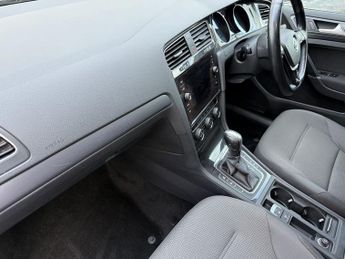 VOLKSWAGEN E-GOLF 35.8kWh e-Golf Hatchback 5dr Electric Auto (136 ps)